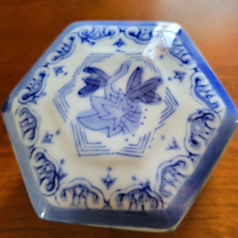 Ceramic trinket box
